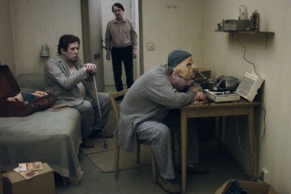 Um Pombo Pousou Num Galho Refletindo Sobre a Existência | En duva satt på en gren och funderade på tillvaron