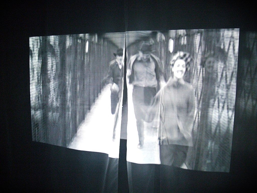 Cortinas transparentes projetam "Jules e Jim - Uma Mulher Para Dois"