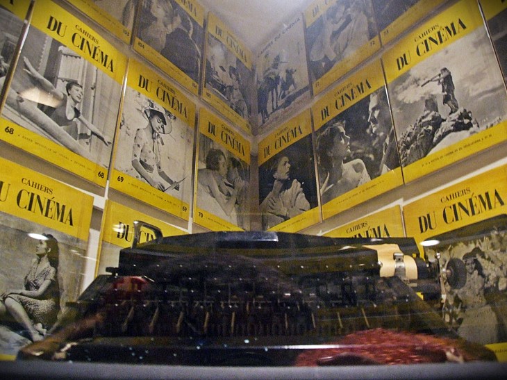 Edições da revista Cahiers du cinéma e a máquina de escrever de Truffaut