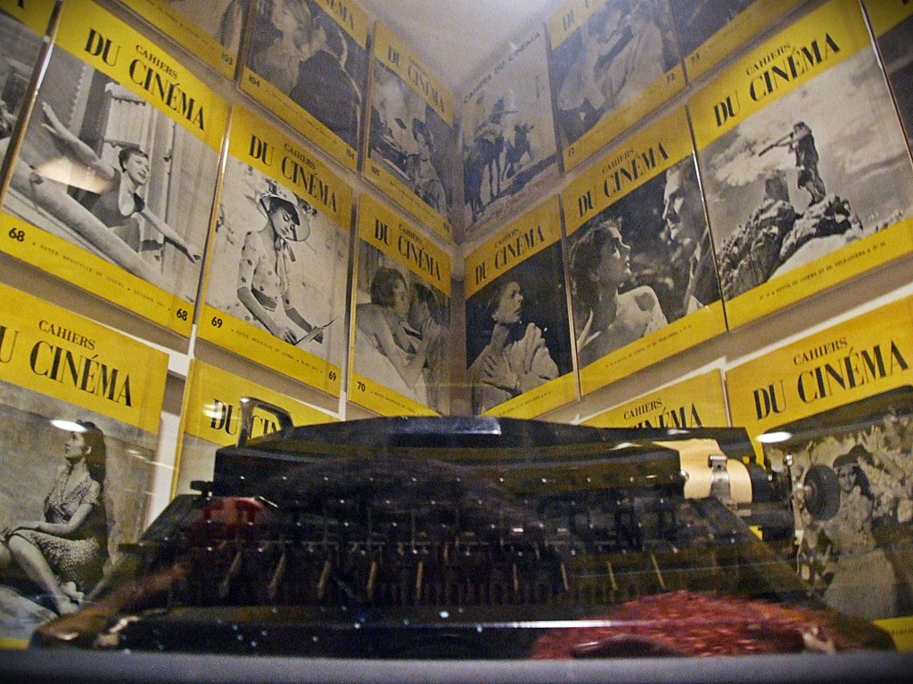 Edições da revista Cahiers du cinéma e a máquina de escrever de Truffaut