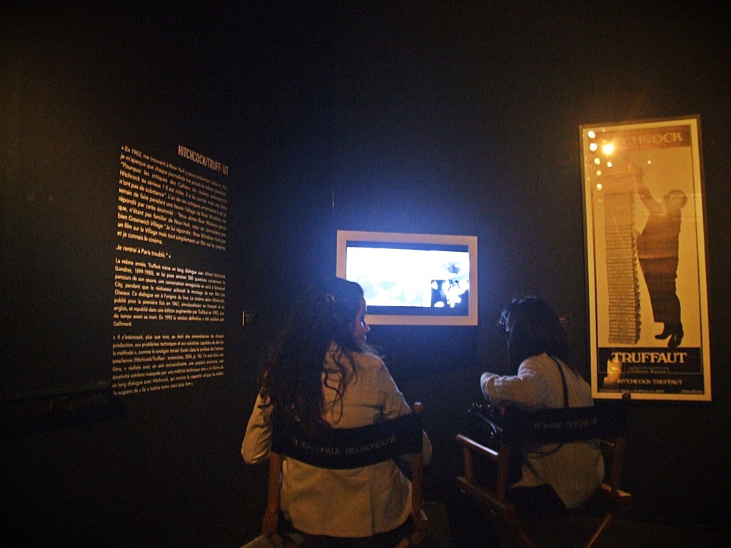 Entre os andares, os visitantes podem ouvir trechos de entrevistas de François Truffaut com Alfred Hitchcock